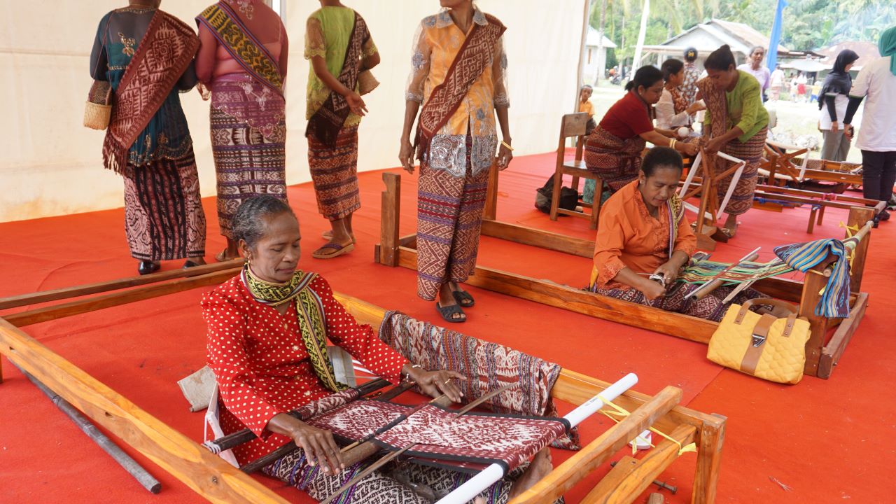 Pelatihan Membuat Kain Tenun bagi Masyarakat Desa Sonraen NTT