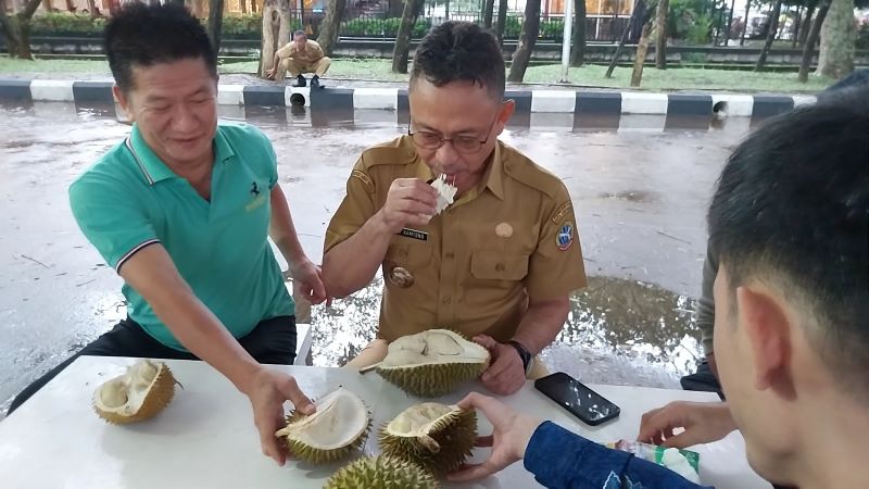 Wali Kota Pontianak Edi Kamtono Nikmati Durian Jemongko