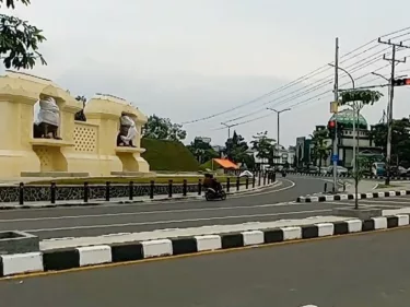 Dari Singa Penjaga Jalan hingga Batu Legendaris di Kaki Borobudur