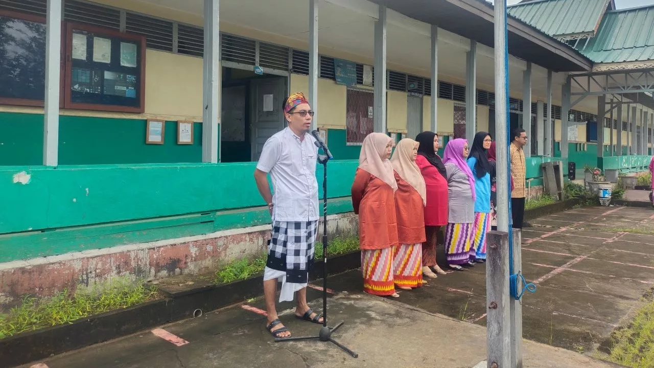 Kepala Sekolah SMA Swasta Kapuas Pontianak Memberikan Pidato