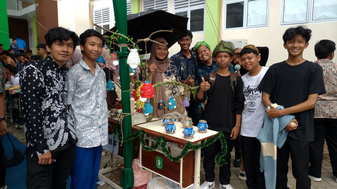 Stand Hasil Kreasi Siswa SMA Negeri 10 Pontianak