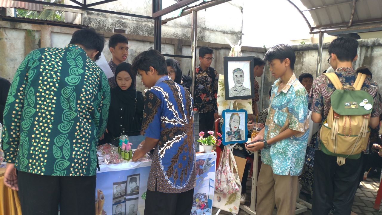 Stand Kreasi Lukisan Wajah Siswa SMAN 10 Pontianak