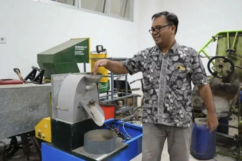 Dosen UMY Pembuat Mesin Sangrai Kopi Murah untuk UMKM