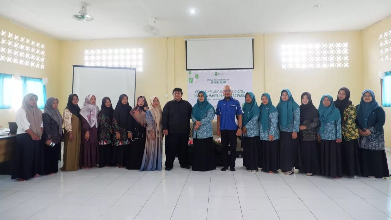 Foto Bersama Pihak STEI Abdussalam dan Pengurus Desa Pasak Sungai Ambawang.jpeg