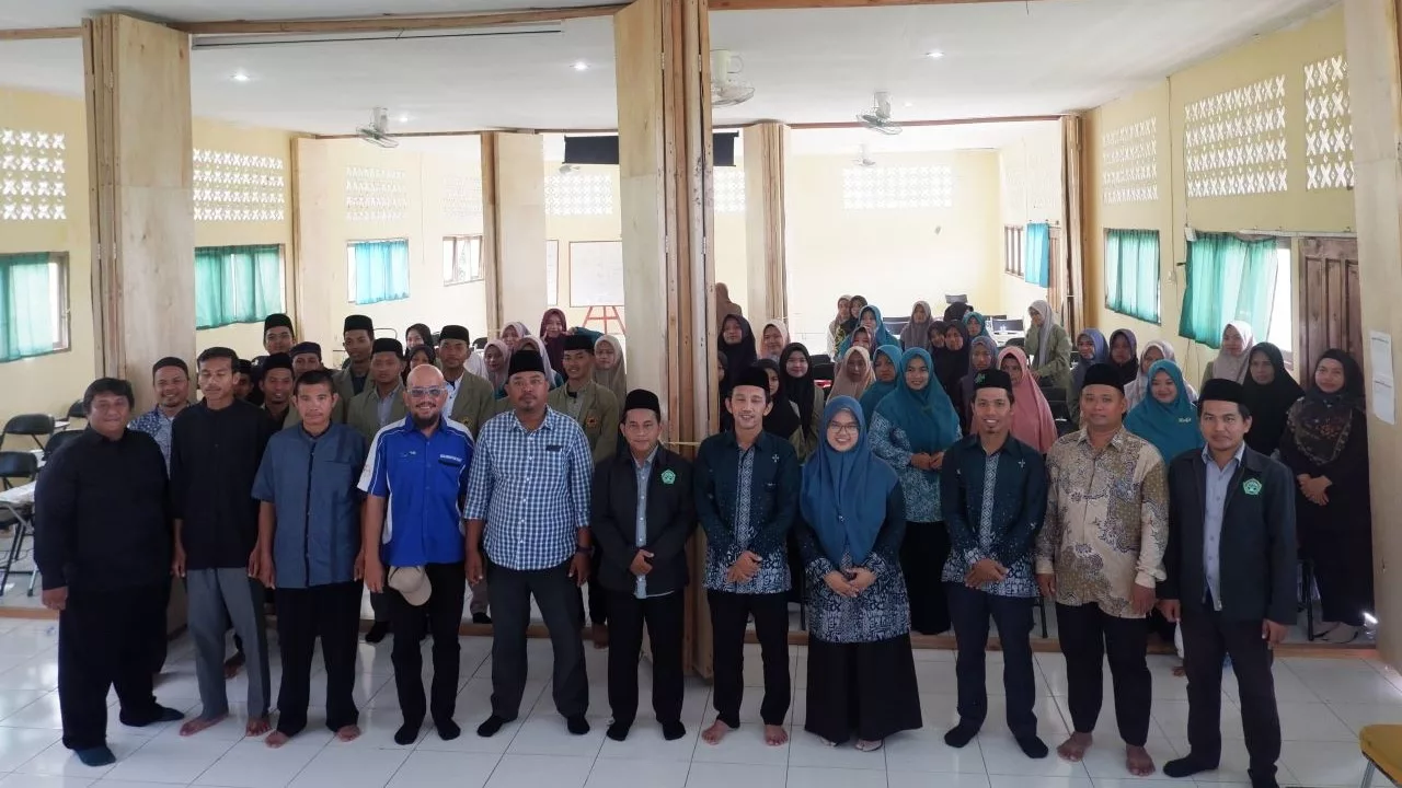 Foto Bersama Seluruh Panitia Pelaksana dan Peserta Seminar Peluang UMKM Digital STEI Abdussalam