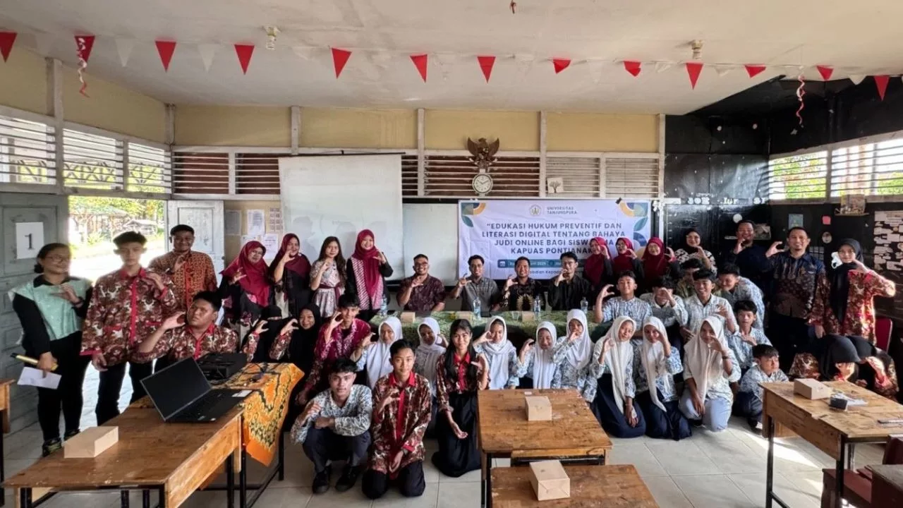 Foto Bersama Tim PKM UNTAN dengan Siswa dan Guru SMA Kapuas Pontianak