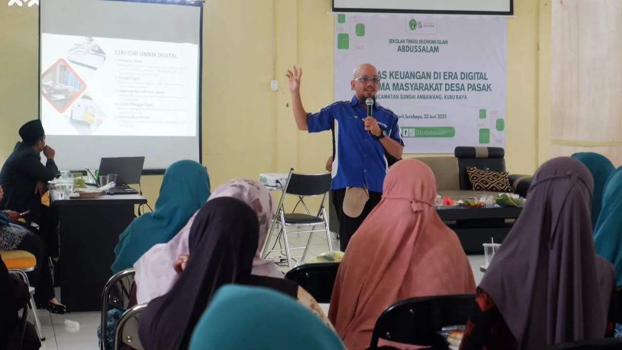 Penggiat Literasi Digital Relawan TIK Sedang Memberikan Materi Mengenai Peluang UMKM Digital