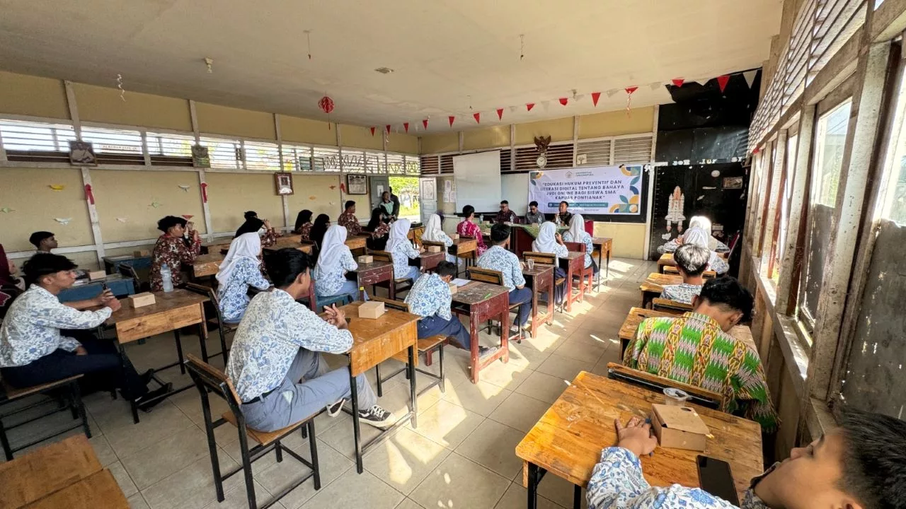 Siswa SMA Kapuas Sedang Mendapatkan Literasi Digital Mengenai Judi Online
