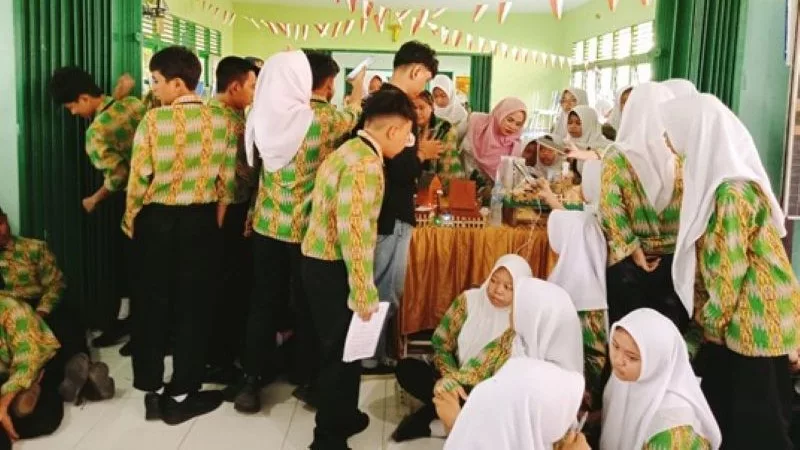 Siswa SMP Negeri 19 Pontianak Mengikuti Sesi Demonstrasi Alat Rekayasa Teknologi