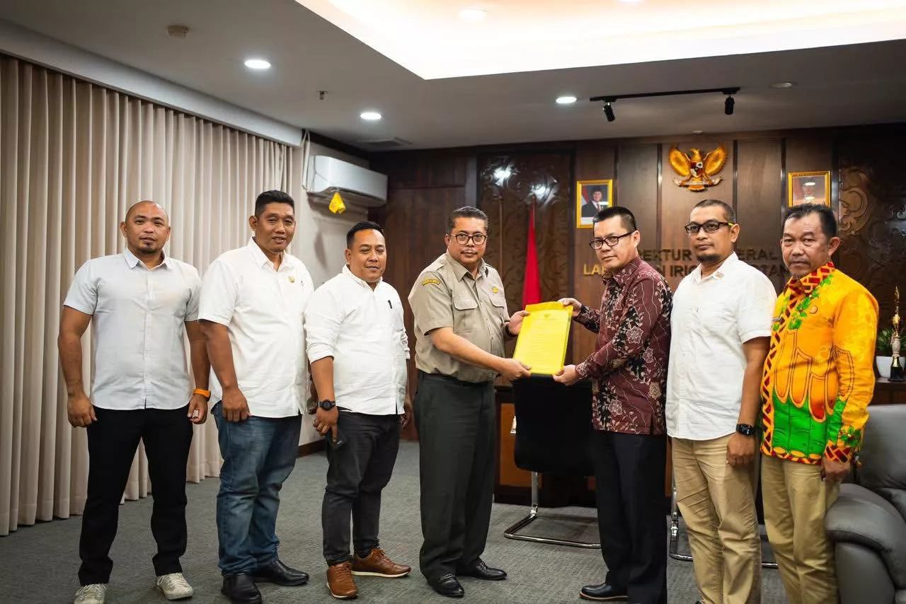 Serah Terima Laporan Kunjungan dengan Pihak Kementerian Transmigrasi RI