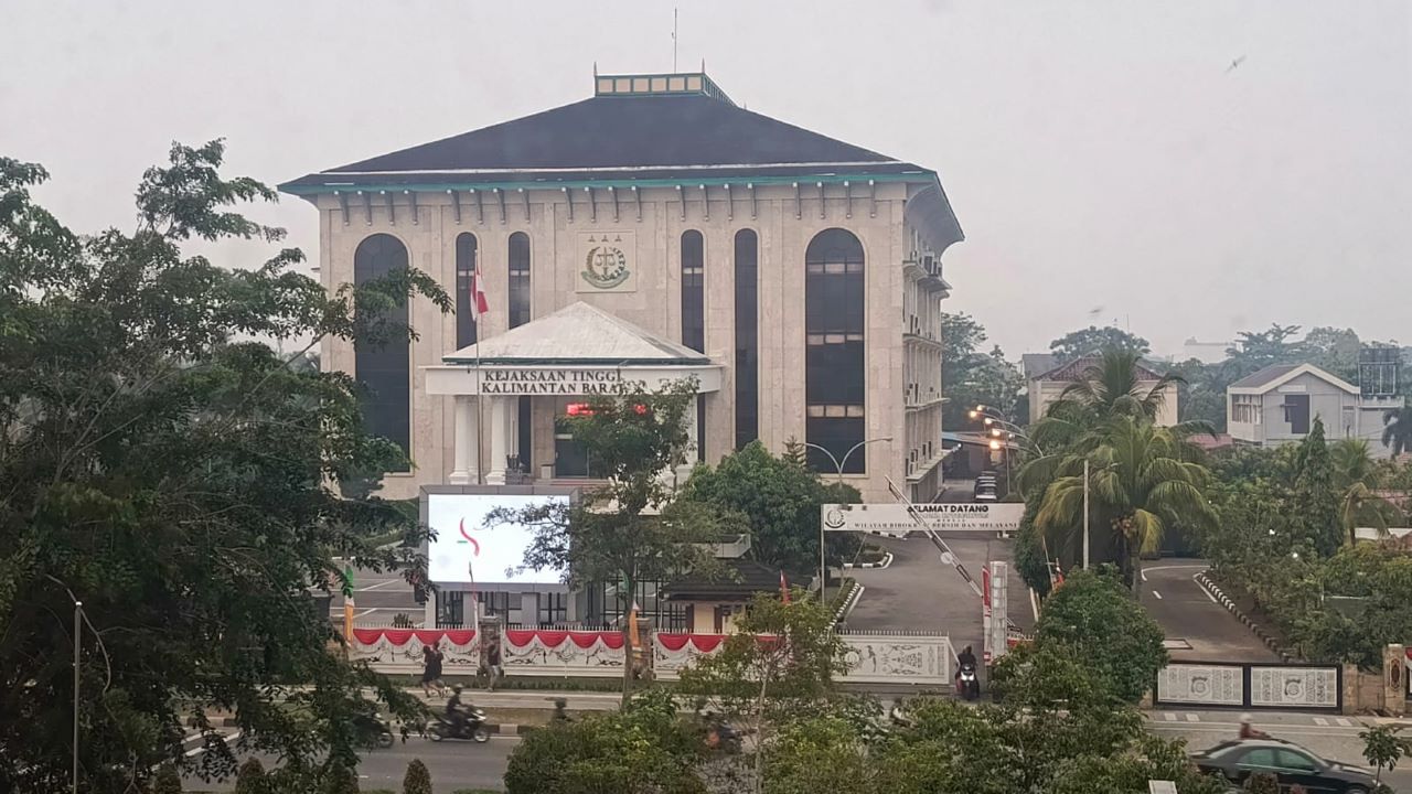 Area Gedung Kejati Kalbar Tampak Depan