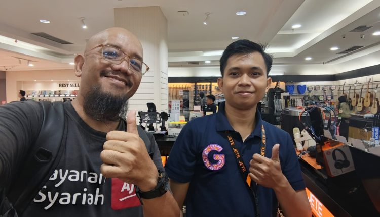 Blogger Borneo Wefie dengan Crew JETE Outlet Store Gramedia Pontianak