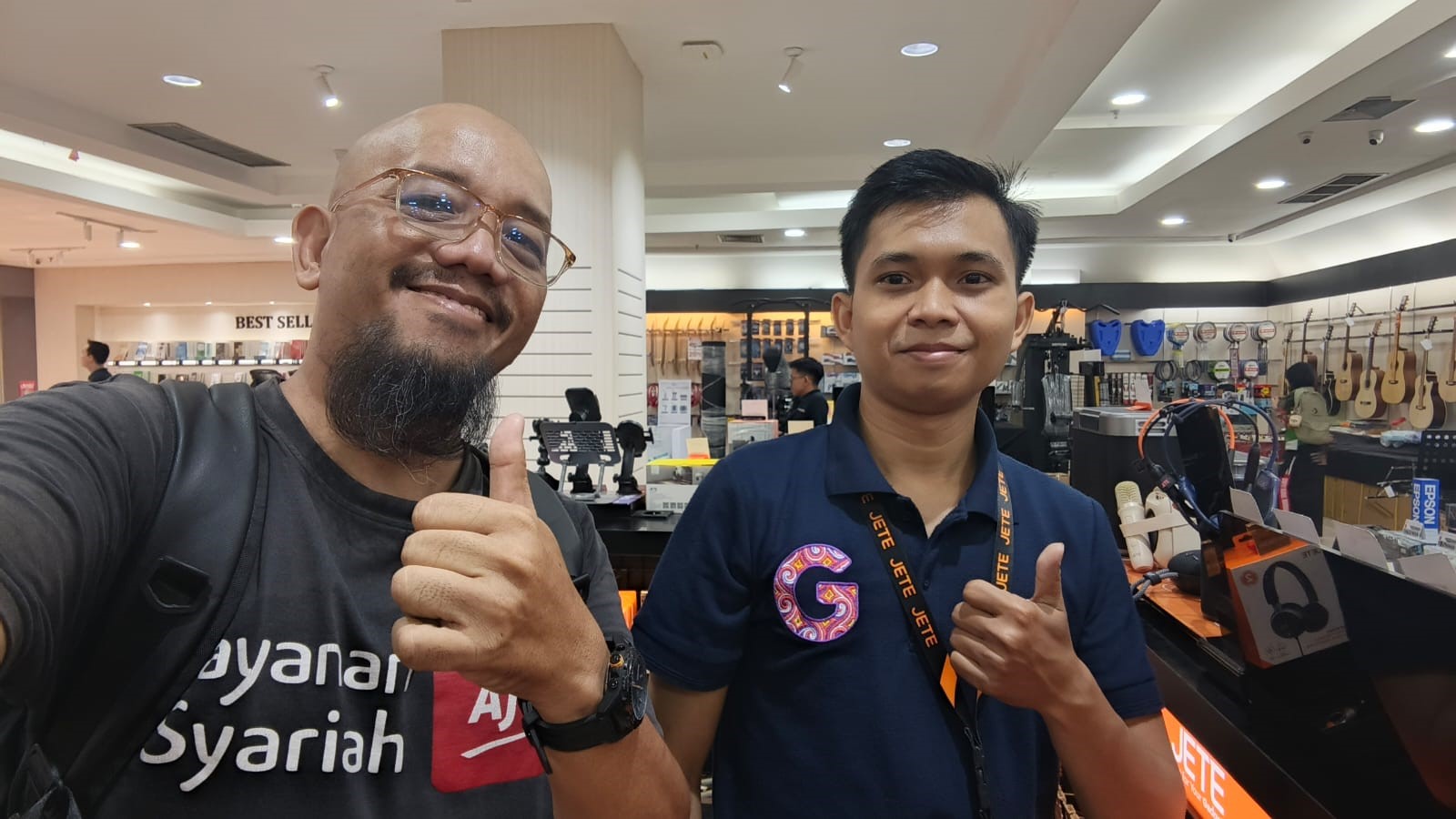 Blogger Borneo Wefie dengan Crew JETE Outlet Store Gramedia Pontianak