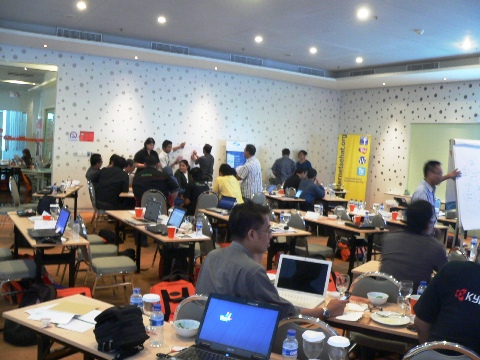 Peserta FGD Internet Sehat Membentuk Kelompok Diskusi