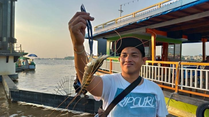 Mancing Udang Galah di Sungai Kapuas