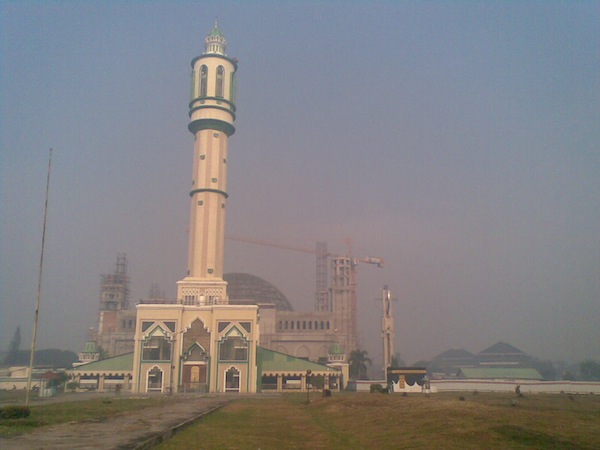 Masjid Mujahidin Pontianak Diselimuti Asap