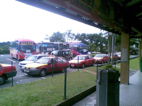 Menunggu Taksi Menuju Bandara Kuching Internasional