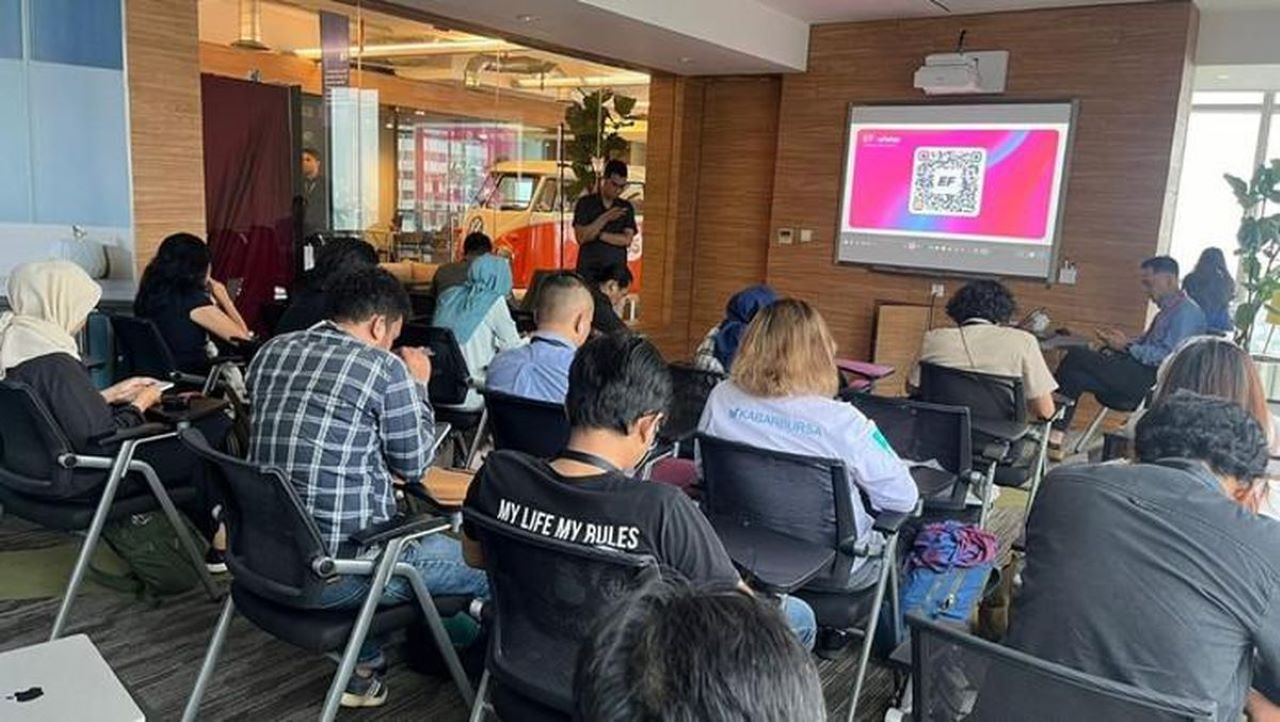 Suasana Kelas Kursus Bahasa Inggris EF Efekta