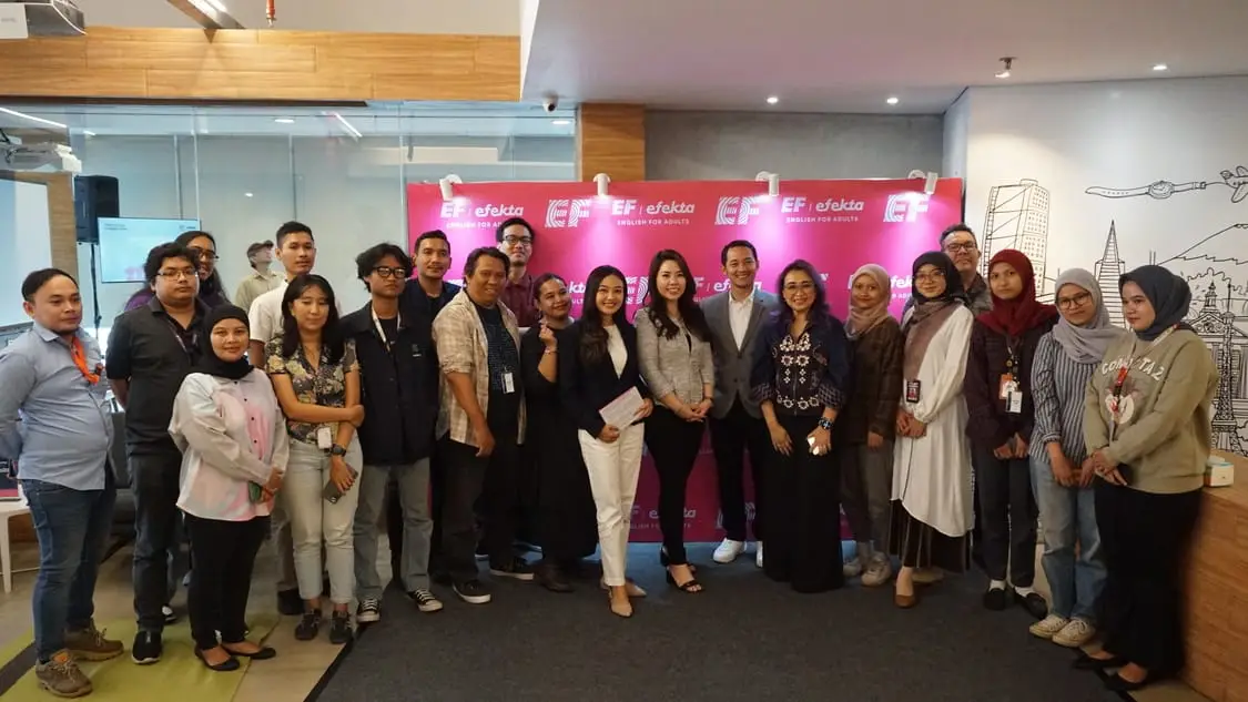 Tim EF EFEKTA English for Adults Foto Bersama Media