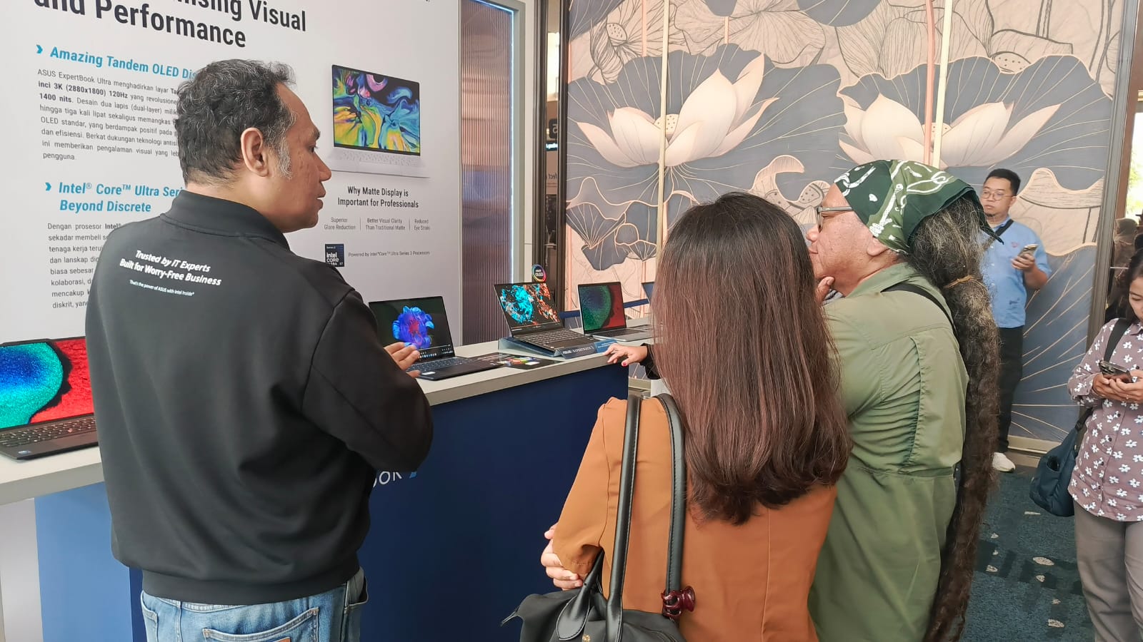 Mas Firman Sedang Menjelaskan Mengenai Fitur ASUS ExpertBook Ultra
