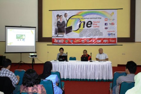 Seminar One Teacher One Blog di Pontianak